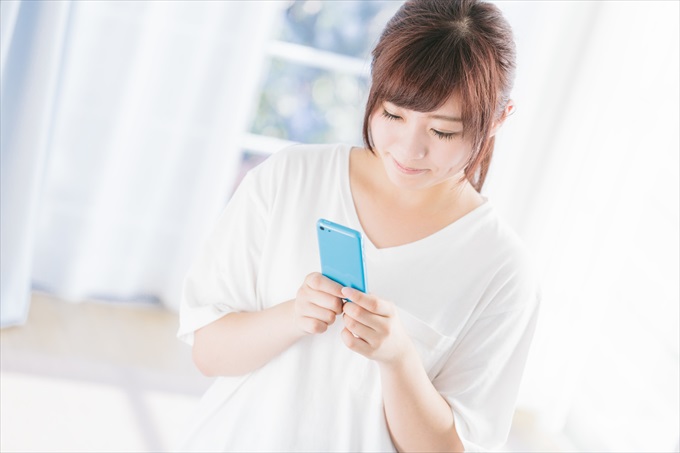 スマートフォンを見ている若い女性